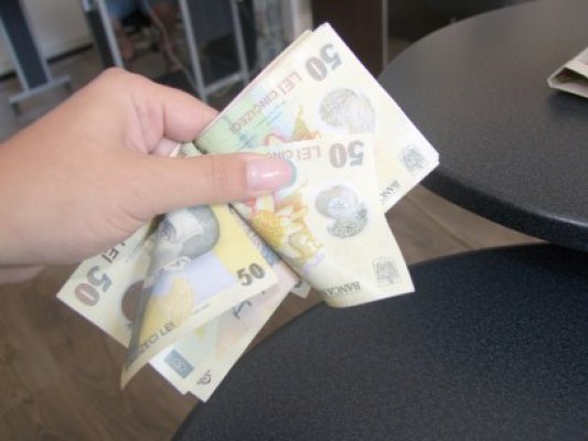Cursul s-a apropiat de 4,4550 lei/euro la finalul sesiunii interbancare locale